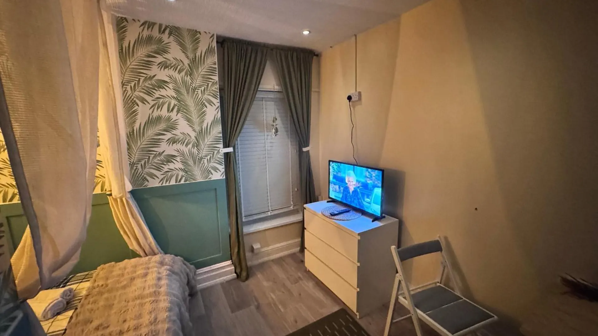 Studio Self Contained Cardiff 0*,